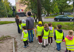 Dzieci przechodzą przez skrzyżowanie.