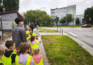 Dzieci oglądają rondo.