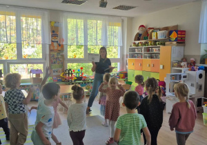 Dzieci wykonują ćwiczenia.