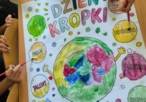 Dzieci malują.