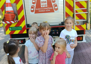 Dzieci pokazują numer alarmowy 112.