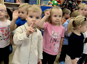 Dzieci składają przyrzeczenie podczas pasowania na przedszkolaka.
