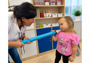 Dziewczynka zostaje pasowana na przedszkolaka.