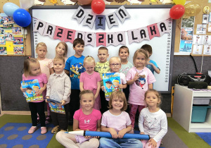 Dzieci z grupy 3 pozują do zdjęcia.