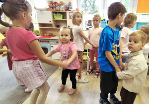 Dzieci tańczą do muzyki.