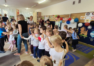 Zabawy dzieci przy muzyce.