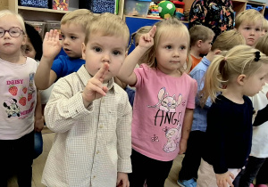 Maluchy składają przysięgę podczas pasowania na przedszkolaka.