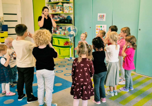 Dzieci biorą udział w zajęciach edukacyjnych.