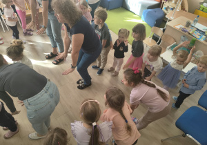 Dzieci tańczą razem z panią.