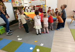 Dzieci bawią się chustą.