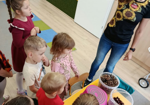 Dzieci stoją przy stoliku.