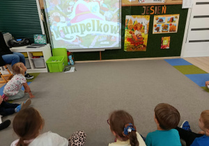 Dzieci oglądają krótki film.
