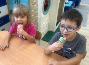 Dzieci jedzą zdrowe lody bananowe.