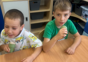 Dzieci jedzą lody.