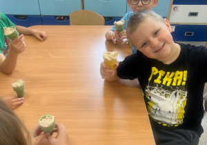 Dzieci jedzą lody.