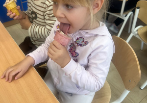 Dzieci jedzą lody.