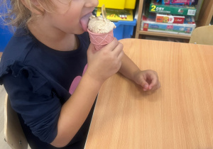 Dzieci jedzą lody.