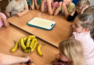 Dzieci kroją banany.