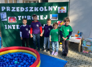 Dzieci pozują do zdjęcia.