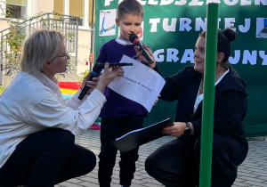 Chłopiec opowiada jak zachować się w sytuacji niebezpiecznej.