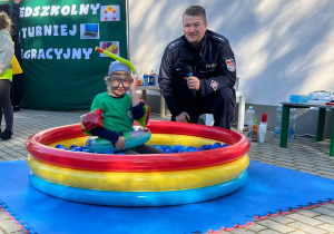 Dziewczynka w basenie z kulkami.
