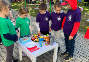 Dzieci wybierają zdrowe produkty.