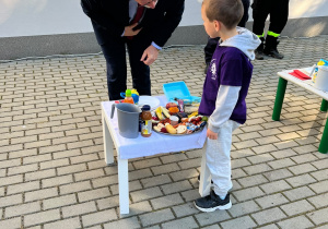 Chłopiec wybiera zdrowe produkty.