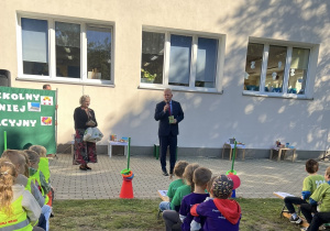 Przedstawiciel kuratorium przemawia.