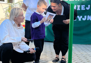 Chłopiec odpowiada na pytania.