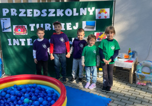 Dzieci pozują do zdjęcia.