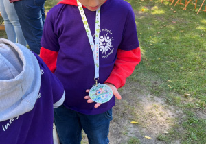 Chłopiec ogląda medal