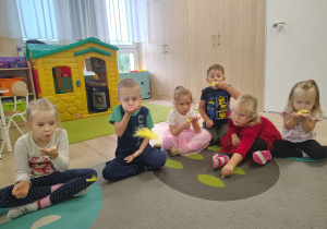 Dzieci wykonywały ćwiczenia oddechowe.