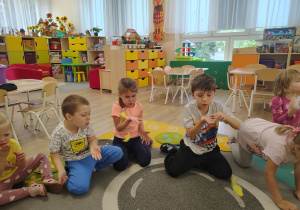 Dzieci wykonywały ćwiczenia oddechowe.