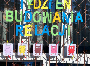 Napis na kracie okna.
