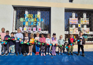 Grupa 1 pozuje do zdjęcia.
