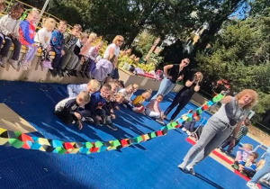 Tworzenie łańcucha z kolorowych papierów.