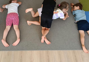 Dzieci podczas ćwiczeń.