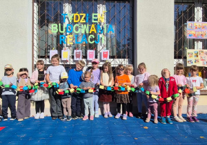 Grupa 4 pozuje do zdjęcia.