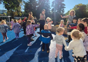 Wspólne zabawy dzieci na tarasie.