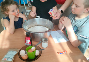 Dzieci przygotowują babeczki.