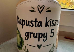 Kapusta kiszona w słoiku.