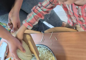 Dziecko szatkuje kapustę.