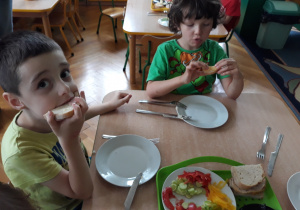 Dzieci jedzą kanapki