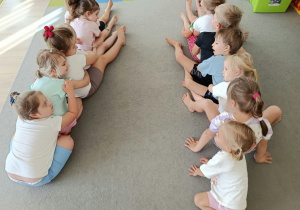 Dzieci wykonują ćwiczenia ruchowe.