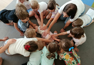 Dzieci wykonują ćwiczenia ruchowe.