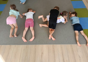 Dzieci wykonują ćwiczenia ruchowe.