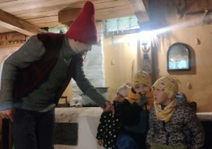 Skrzat opowiada dzieciom historie.