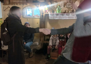 Skrzat opowiada dzieciom historie.