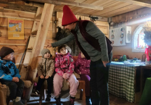 Skrzat opowiada dzieciom historie.