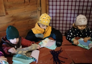 Dzieci uczestniczą w warsztacie tworzenia laleczek.